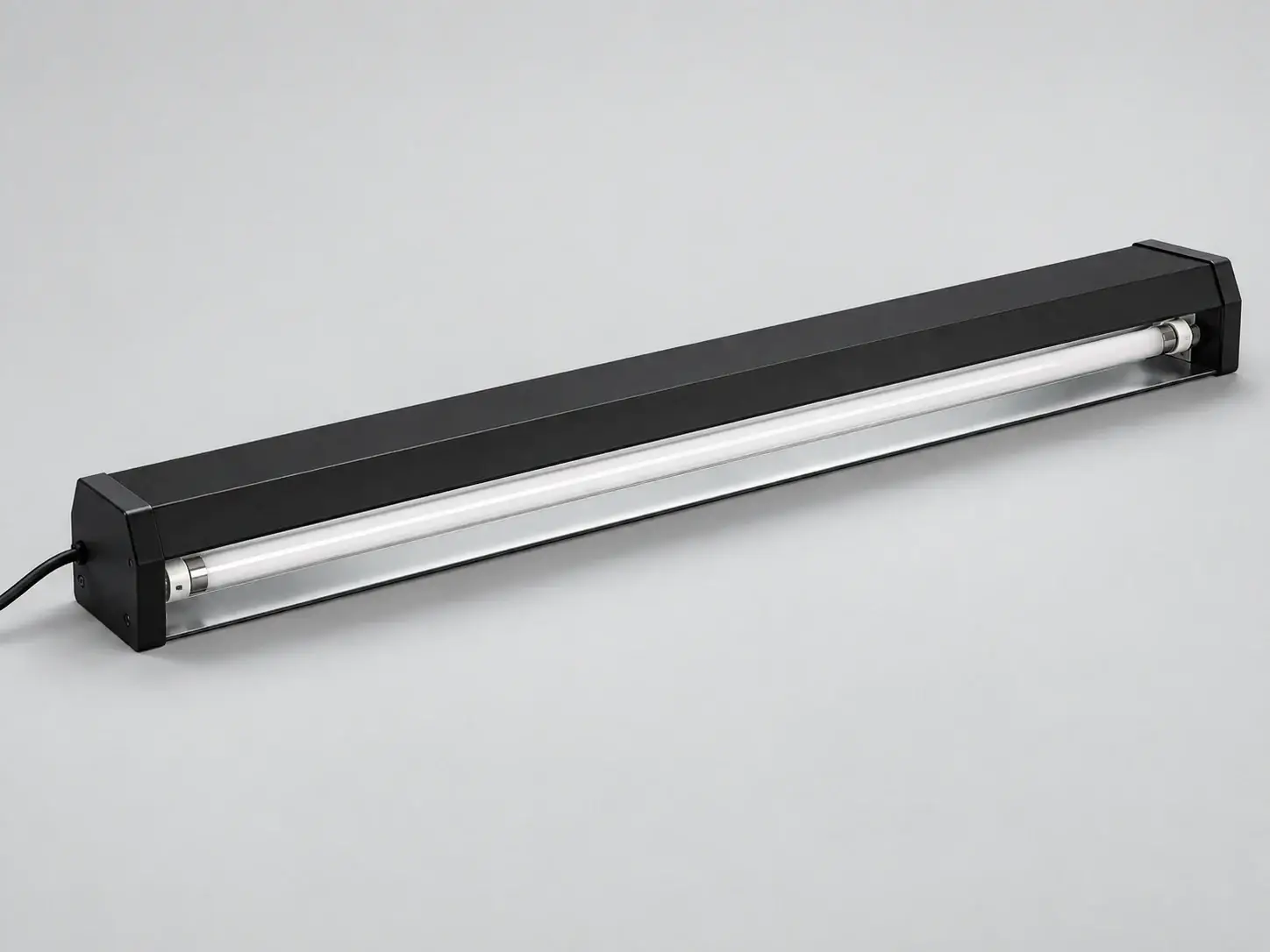Illustration of an unbranded black linear fixture with one fluorescent tube